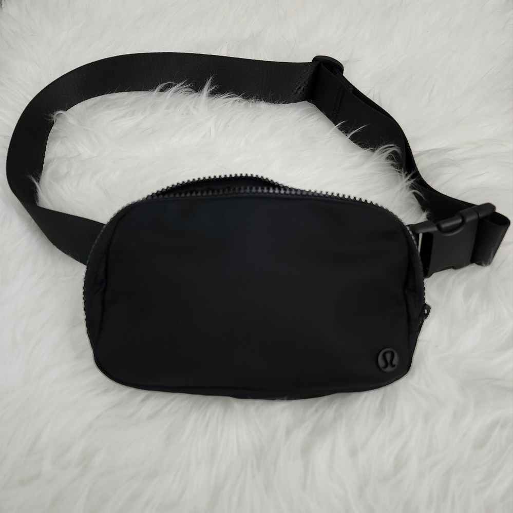 Lululemon Everywhere Belt Bag 1L (old version)